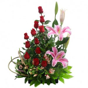 bandeja-12-rosas-rojas-y-lilium-perfumado